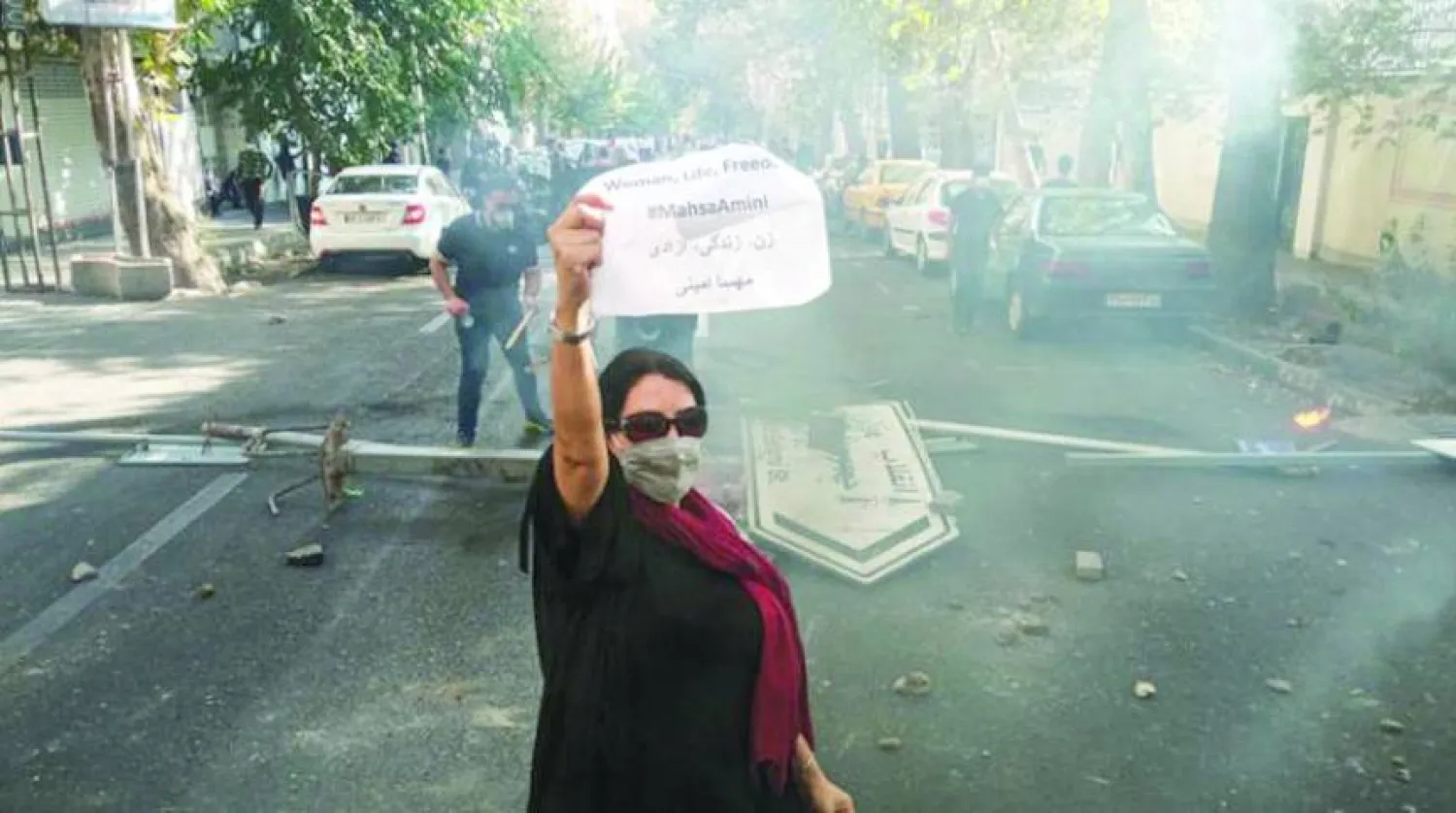 إيرانية خلال احتجاج على مقتل مهسا أميني في طهران مطلع أكتوبر العام الماضي (أ.ب)