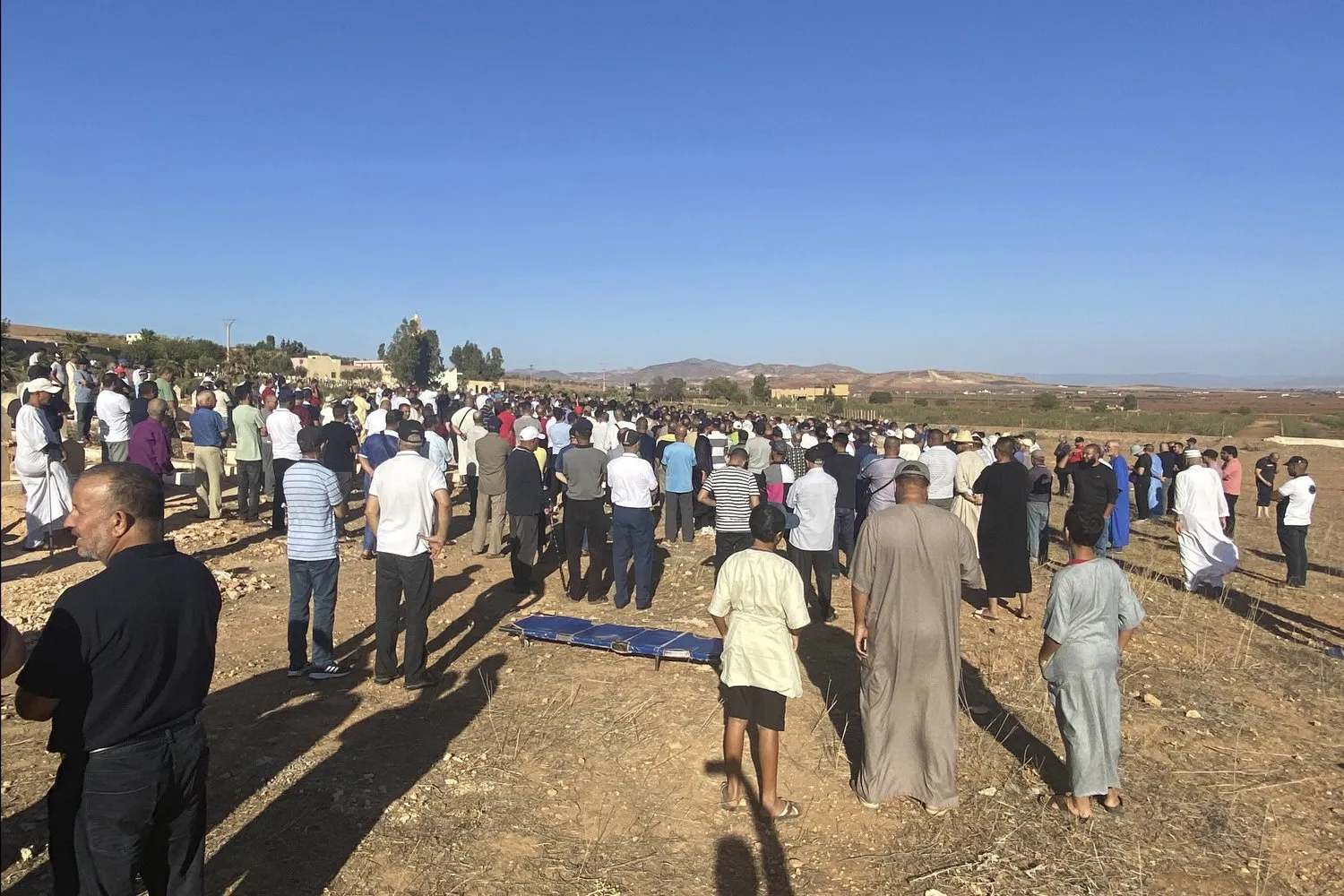 Geçtiğimiz Perşembe günü Fas'ın Saidia şehrinde Bilal Qaisi'nin cenazesinde yas tutanlar (AP)
