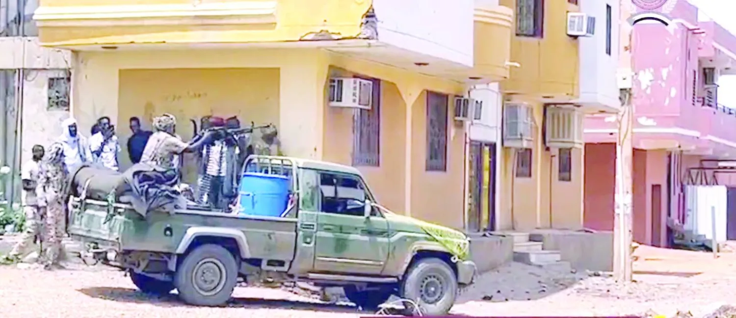 
لقطة من فيديو وزّعته قوات «الدعم السريع» لعناصرها قرب معسكر المدرعات التابع للجيش جنوب الخرطوم (الشرق الأوسط)