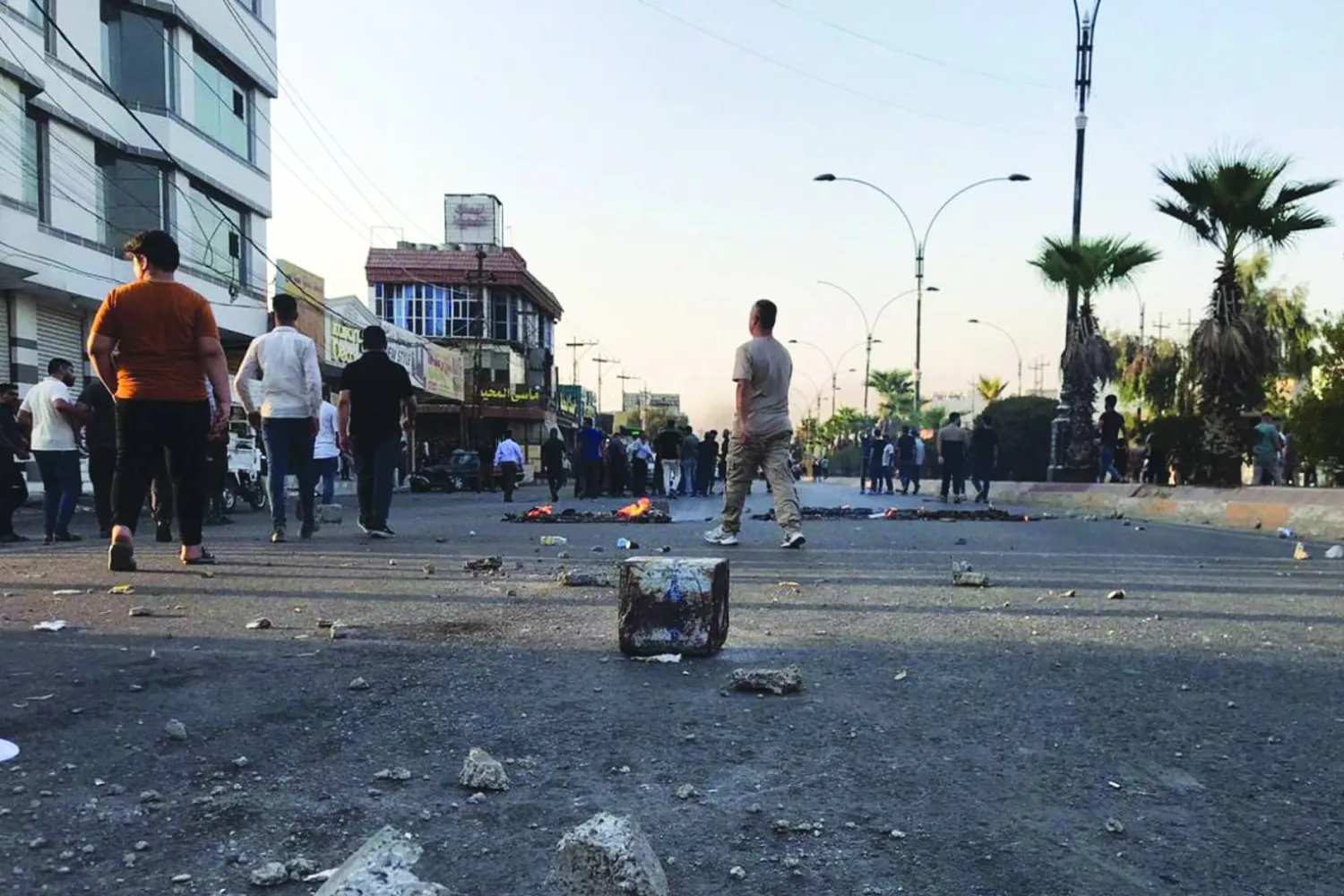 متظاهرون عراقيون بعد احتجاجات في مدينة كركوك أمس (أ.ف.ب)