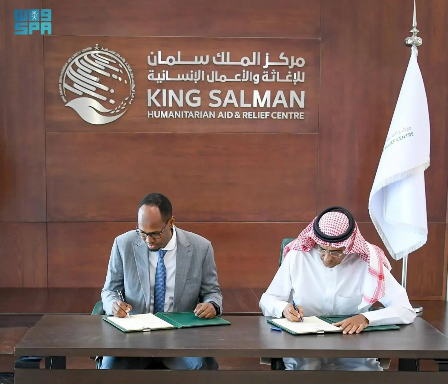 KSrelief signs agreement to provide drinking water to people in Somalia.
