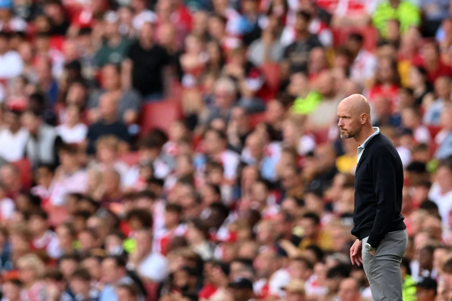 تن هاغ بدا غاضباً خلال مباراة فريقه أمام «أرسنال» (أ.ف.ب)