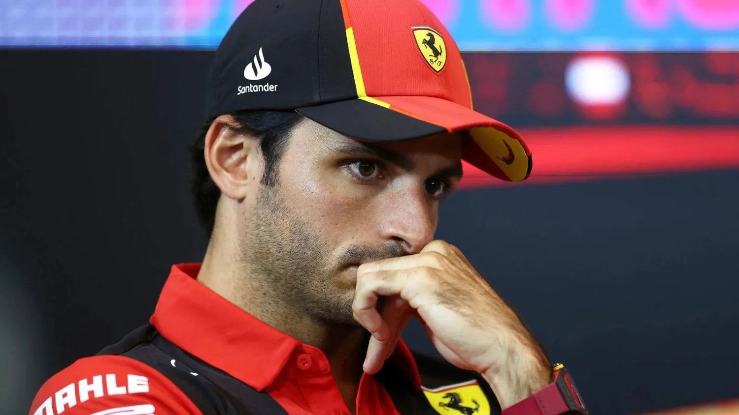 ساينز تعرض للسرقة من قبل ثلاثة أشخاص (غيتي)