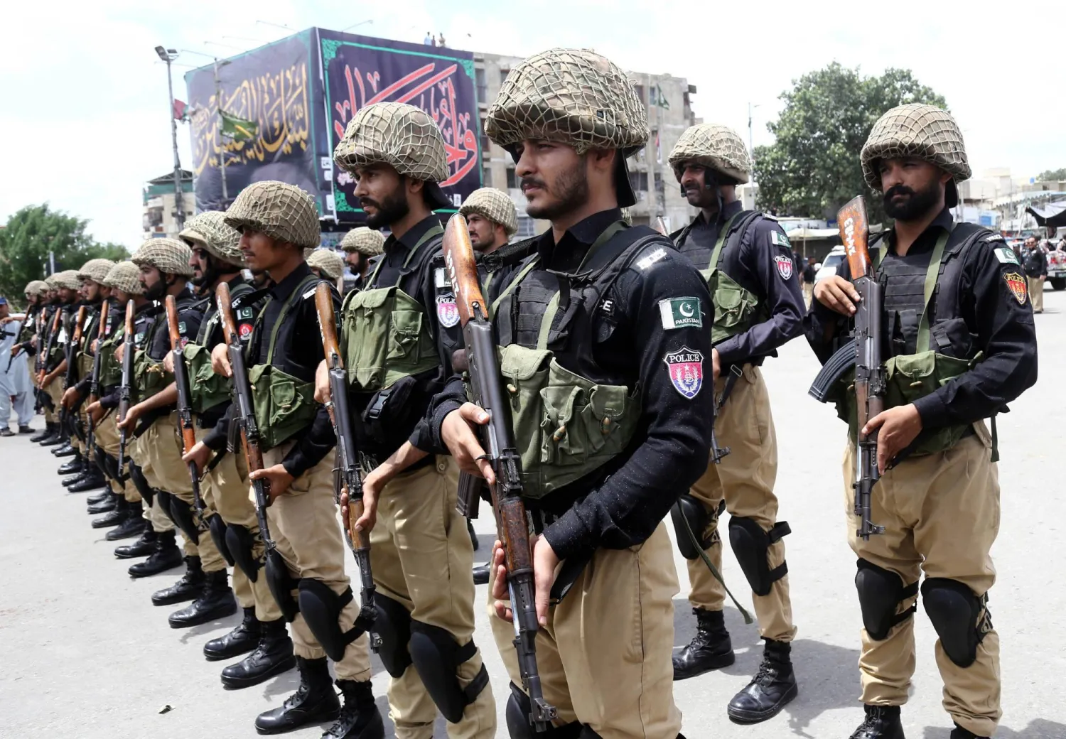 رجال أمن باكستانيون على طول طريق موكب حداد محرم خلال يوم عاشوراء في كراتشي باكستان (إ.ب.أ)