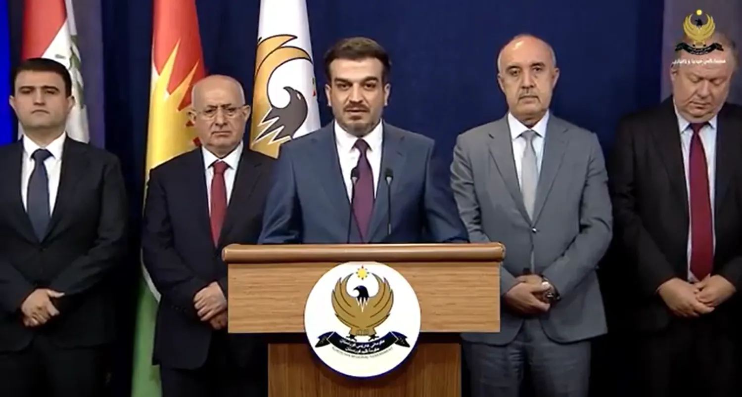 صورة من فيديو بثّته صفحة حكومة إقليم كردستان على «فيسبوك» من المؤتمر الصحافي للمتحدث باسم الحكومة وعدد من المسؤولين اليوم
