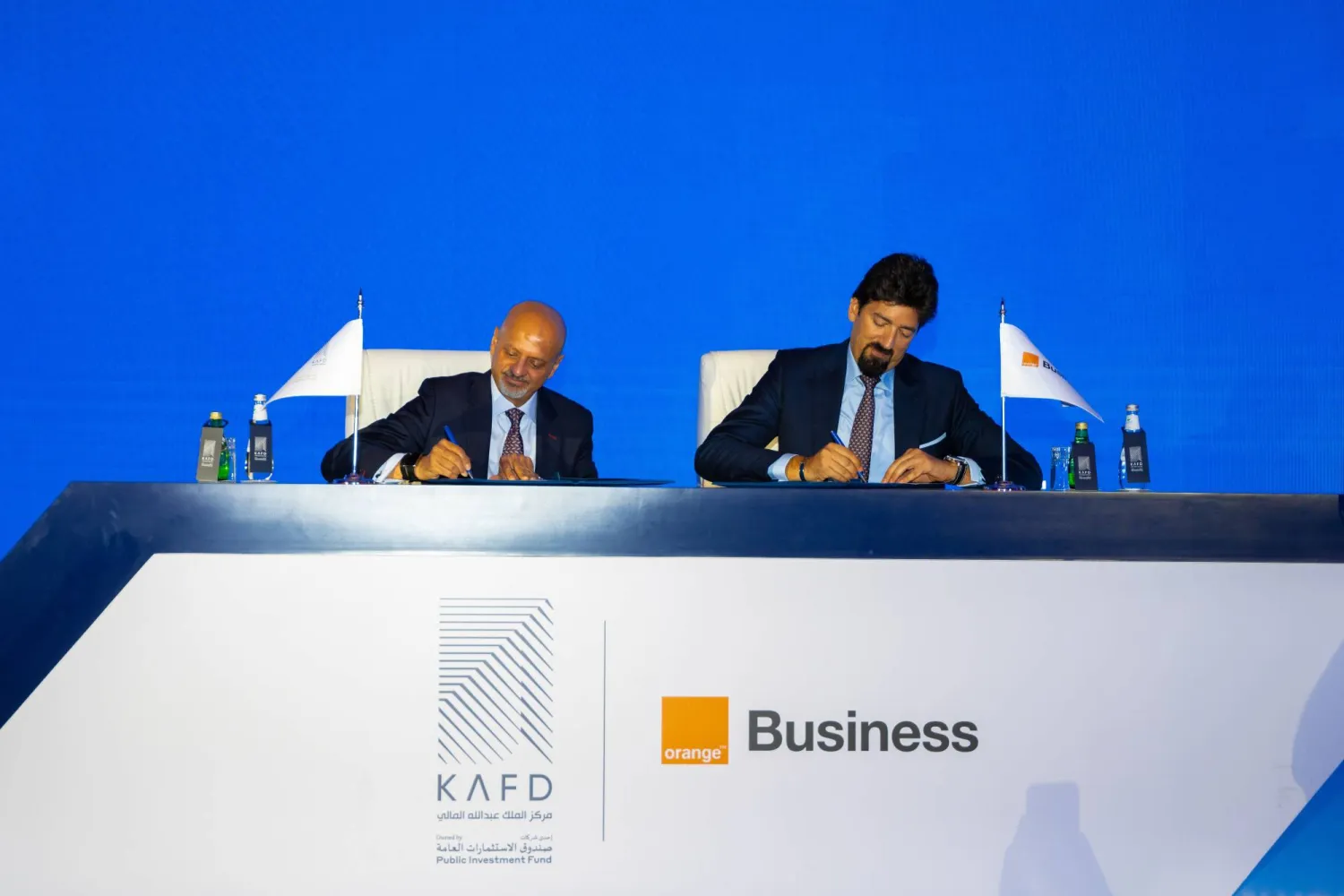 خلال توقيع الاتفاقية بين الرئيس التنفيذي لـ«كافد» غوتام ساشيتال ونائب رئيس «أورانج» لخدمات الأعمال في الشرق الأوسط وأفريقيا وتركيا سهم عزام