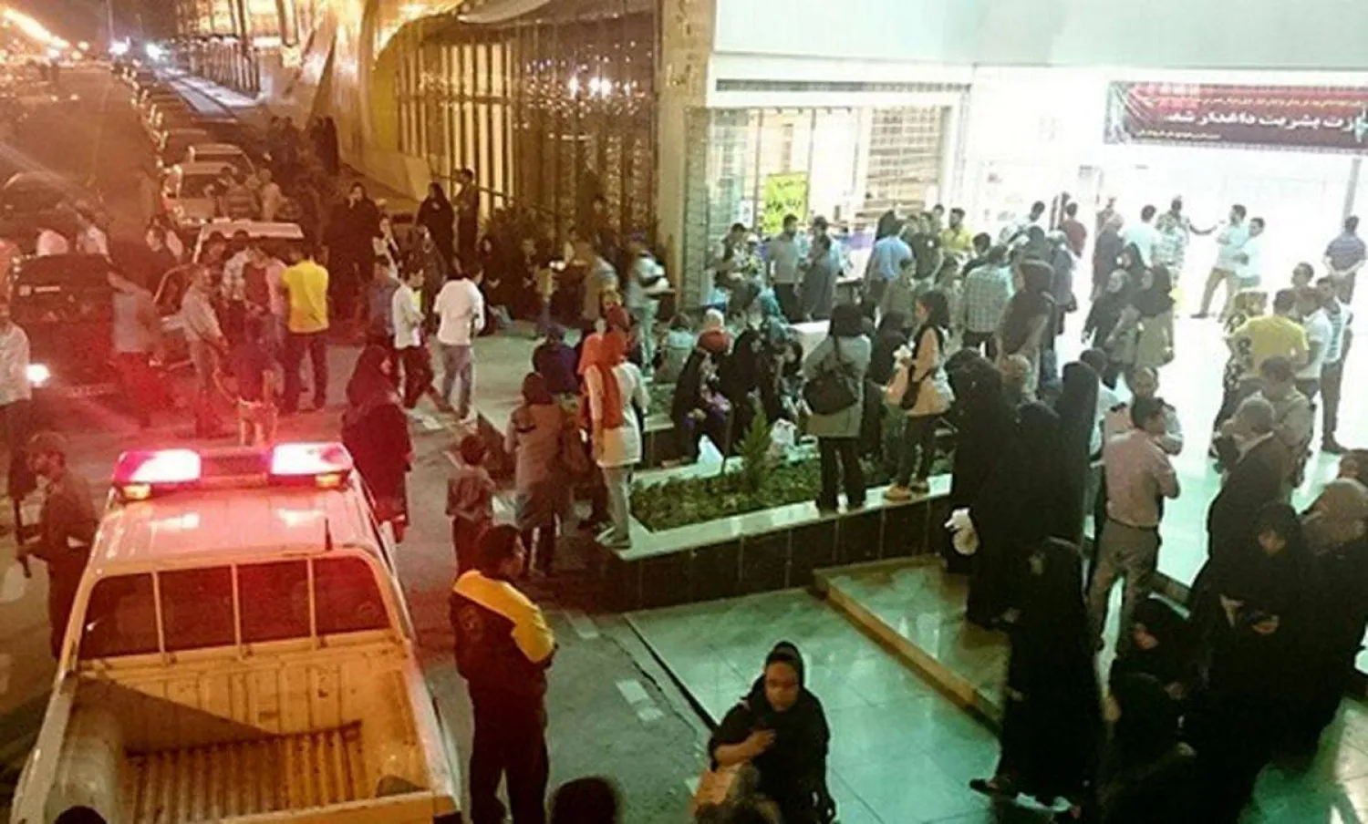 سیارة لقوات الشرطة أمام مدخل حديقة مائية أُغلقت بسبب الحجاب في مدينة مشهد أمس (عصر إيران)