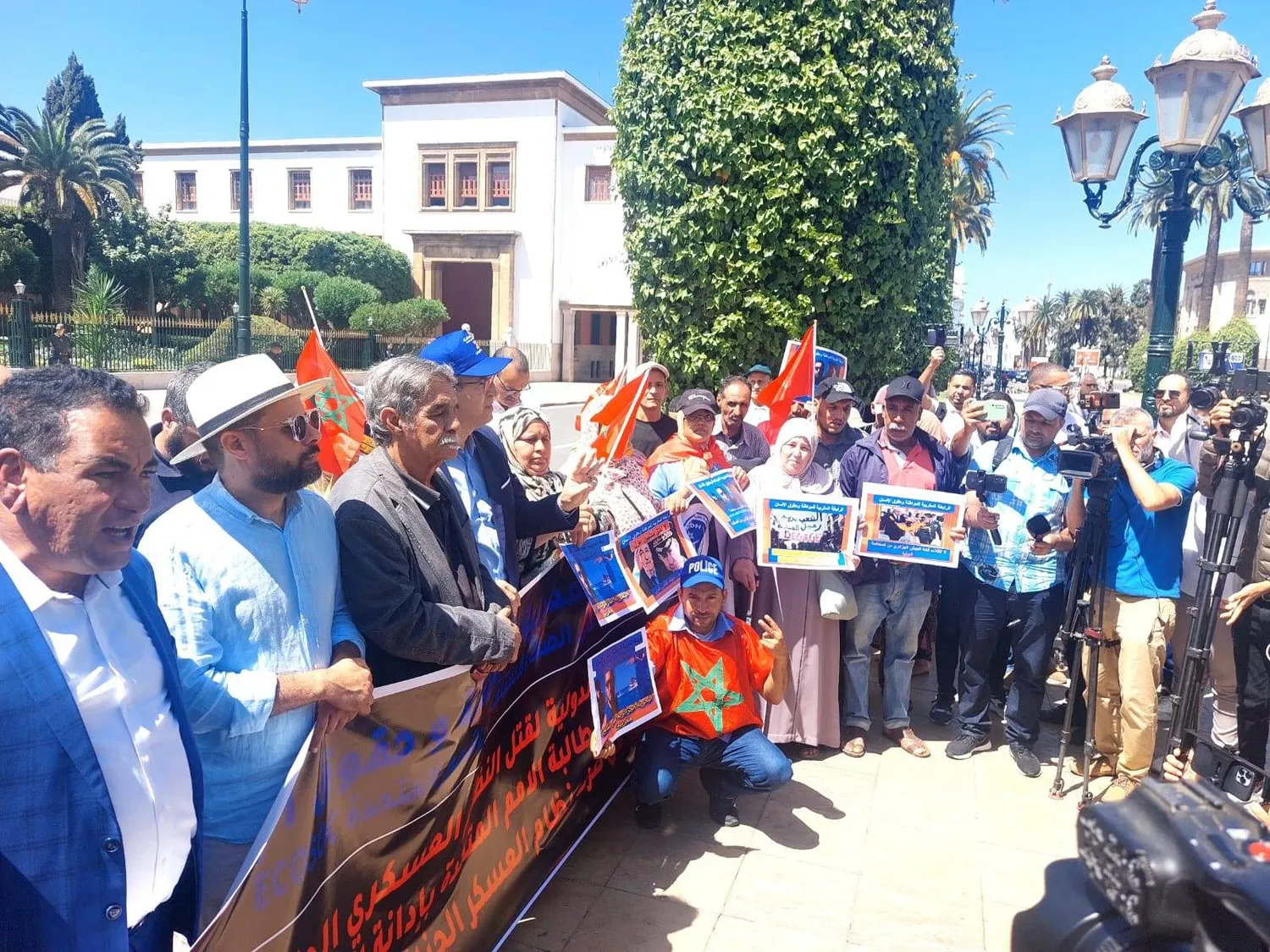 Rabat'taki parlamento binası önünde eylem düzenlendi. (Şarku'l Avsat)