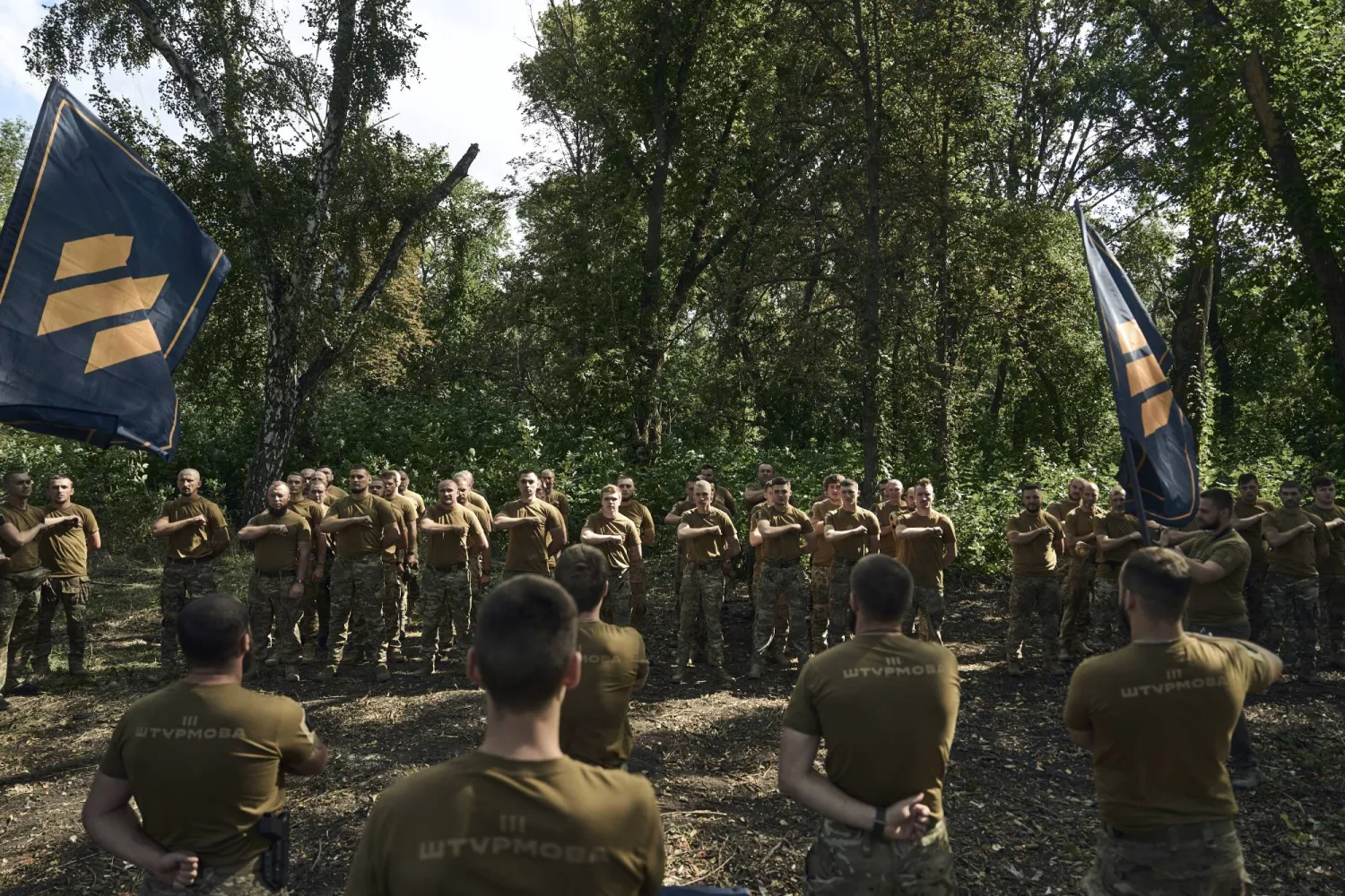 جنود أوكرانيون الأحد 3 سبتمبر 2023 بالقرب من باخموت الموقع الذي يشهد معارك ضارية مع القوات الروسية (أ.ب)