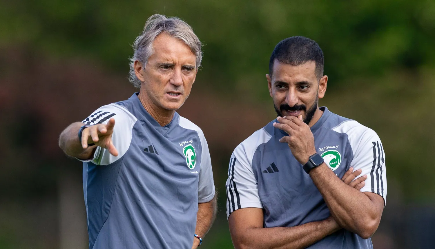 مانشيني والمدرب السعودي محمد أمين (الشرق الأوسط)