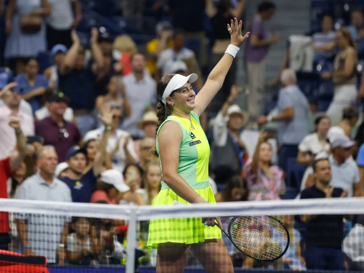 أوستابنكو تحتفل  بإنتصارها على شفيونتيك (ا ف ب) 