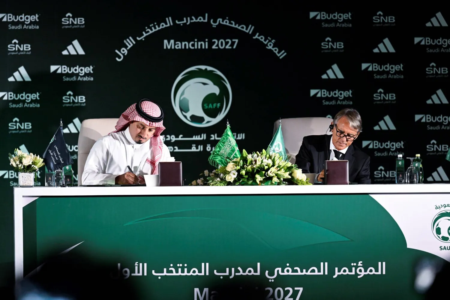 جانب من مراسم توقيع عقد مانشيني مدرباً للمنتخب السعودي (د.ب.أ)