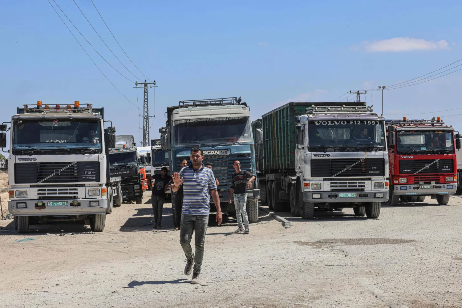 عربات تنتظر العبور من خلال معبر كرم أبو سالم الشهر الماضي (أرشيفية - أ.ف.ب)