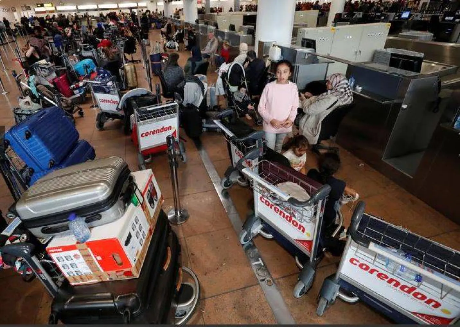 ركاب ينتظرون في مطار زافينتيم الدولي بالقرب من بروكسل (أرشيفية- رويترز)