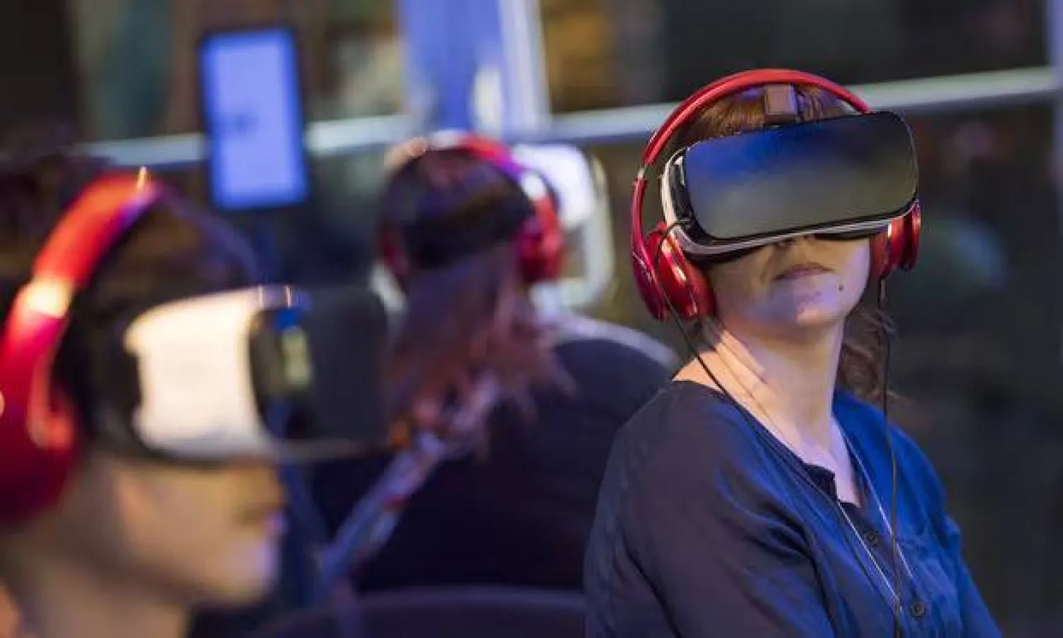 سيدة تنظر لطفل خلال ارتداء نظارات الواقع الافتراضي (أرشيفية - بلومبرغ)