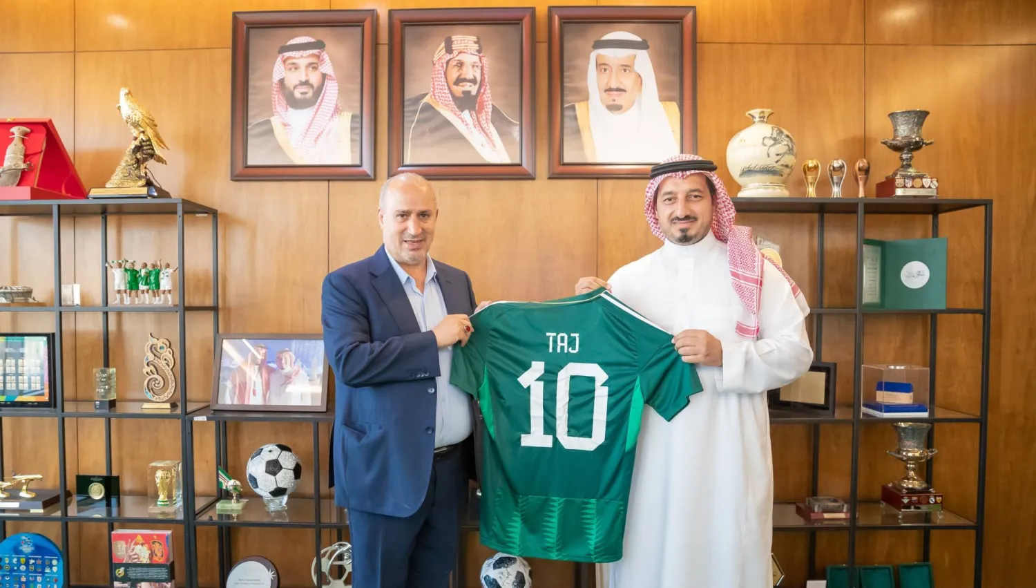 رئيس الاتحاد السعودي لكرة القدم مع نظيره الإيراني (الشرق الأوسط)