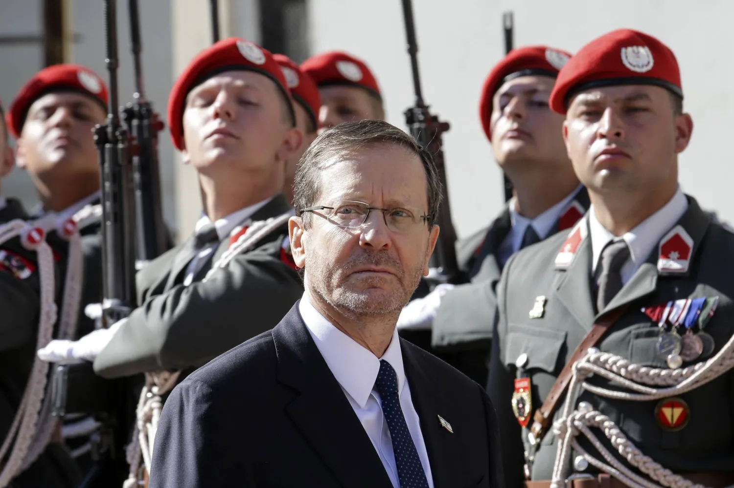 الرئيس الإسرائيلي إسحاق هرتسوغ خلال استقباله في فيينا اليوم (أ.ب)