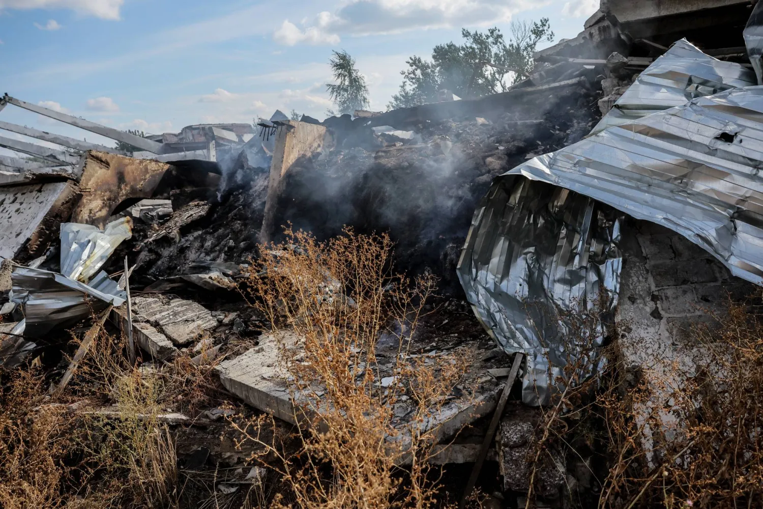 بذور تحترق في مخزن حبوب تم تدميره أثناء القتال في قرية دوفينكي بمنطقة خاركيف بأوكرانيا (إ.ب.أ)