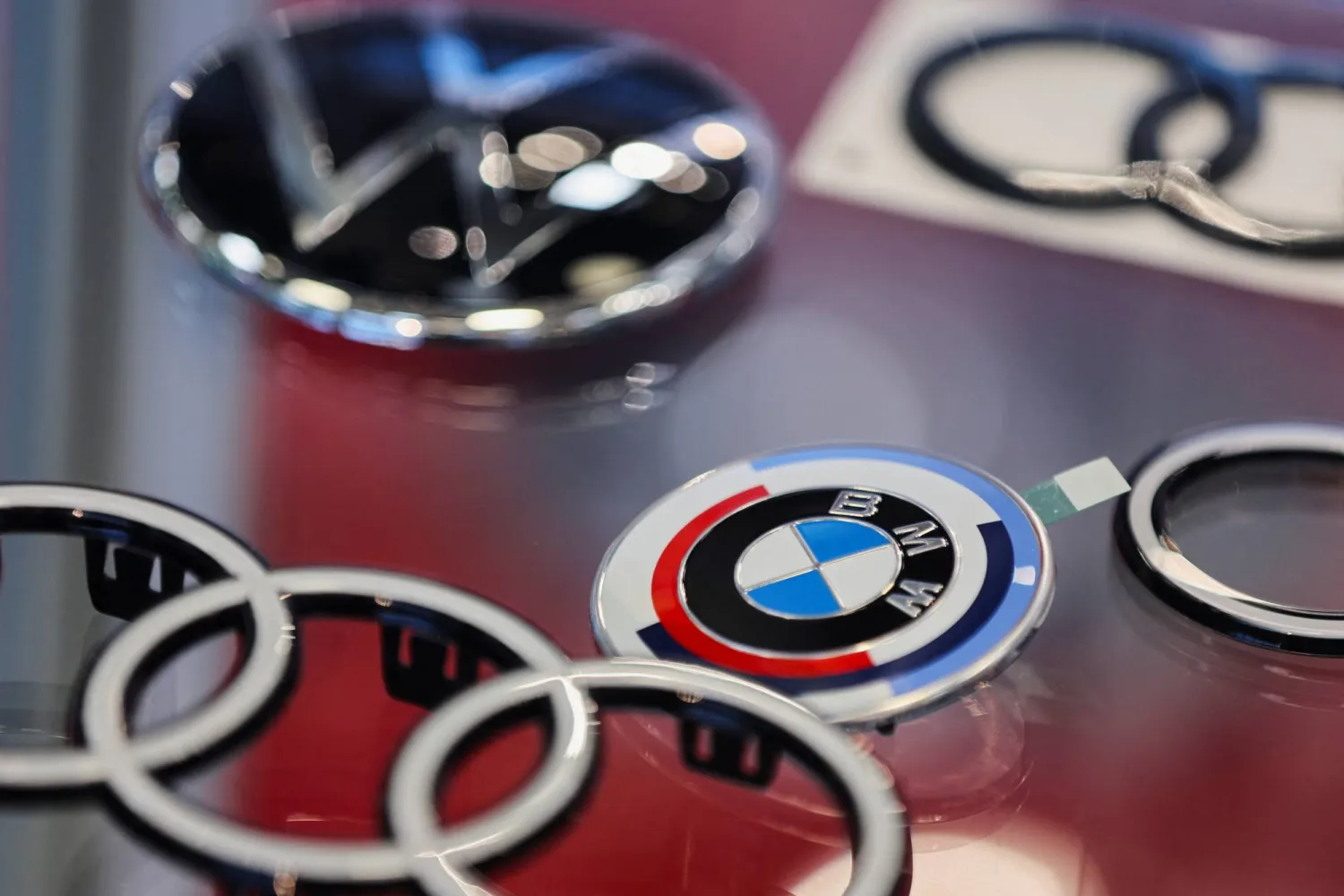 شعارات عمالقة صناعة السيارات الألمانية على واجهة أحد الأجنحة في «معرض ميونيخ الدولي للسيارات»... (رويترز)