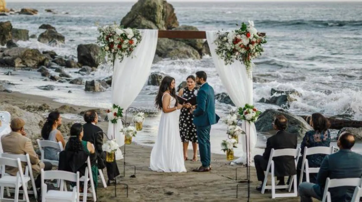 يميل الزوجان إلى الانجذاب إلى بعضهما البعض حين تكون شخصيتاهما متشابهتين (أ.ب)