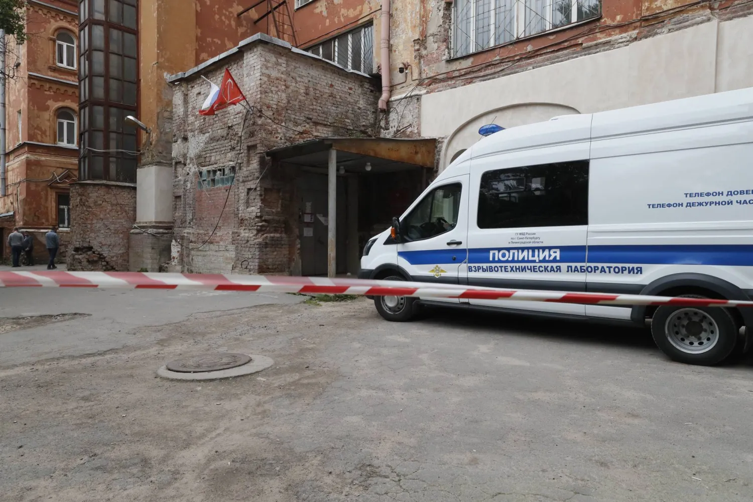 محققون روس يعملون بالقرب من مكتب التجنيد حيث انفجرت عبوة ناسفة في سان بطرسبرغ بروسيا في 5 سبتمبر 2023 (إ.ب.أ)