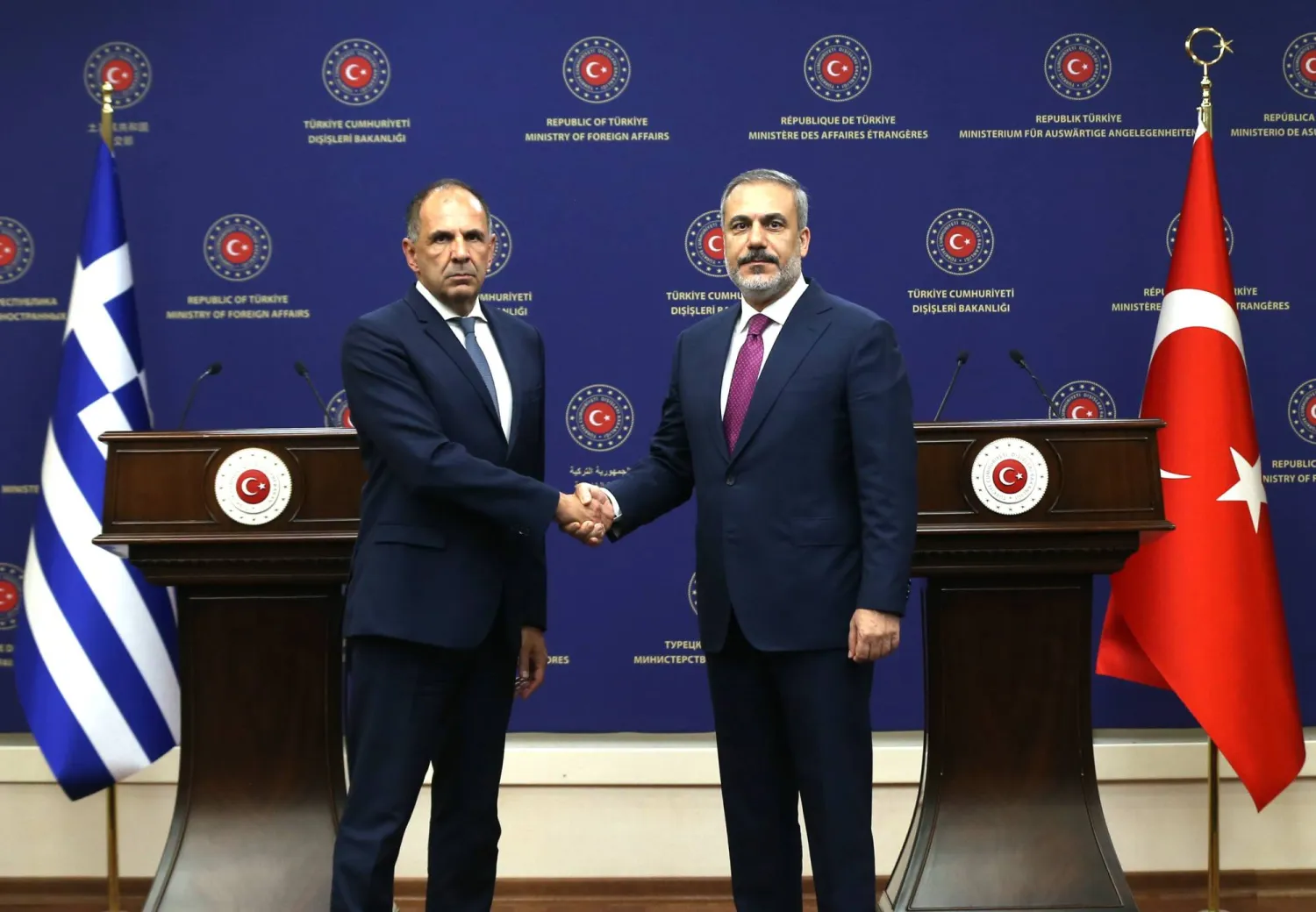 مصافحة بين وزيريْ خارجية تركيا هاكان فيدان واليونان يورغوس يرابيتريتيس في أنقرة (إ.ب.أ)