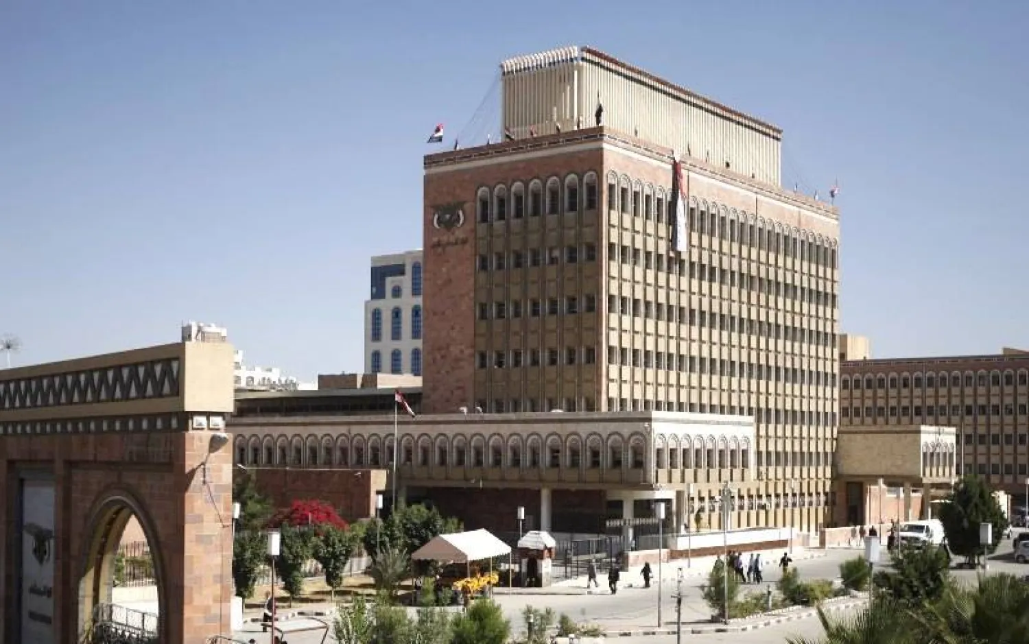 مبنى البنك المركزي الخاضع للحوثيين في العاصمة اليمنية صنعاء (فيسبوك)