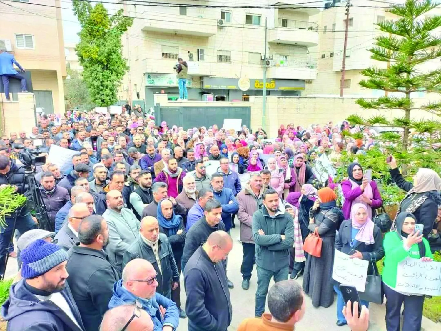 اعتصام معلمين في بيت لحم أمام مقر التربية والتعليم، مارس الماضي (مواقع)