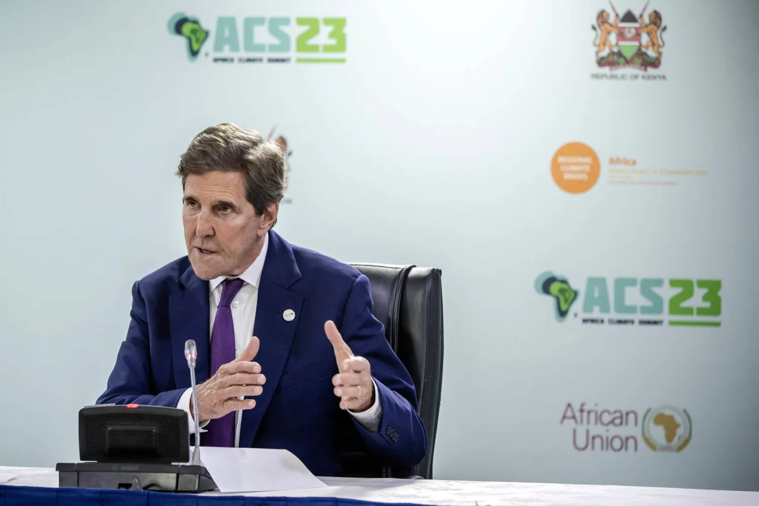 المبعوث الأميركي للمناخ جون كيري خلال مؤتمر صحافي على هامش قمة المناخ الأفريقية في العاصمة الكينية نيروبي (أ.ف.ب)