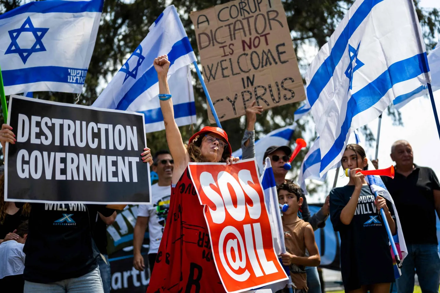 متظاهرون ضد نتنياهو قرب القصر الرئاسي في نيقوسيا الاثنين حيث يقوم بزيارة رسمية الاثنين