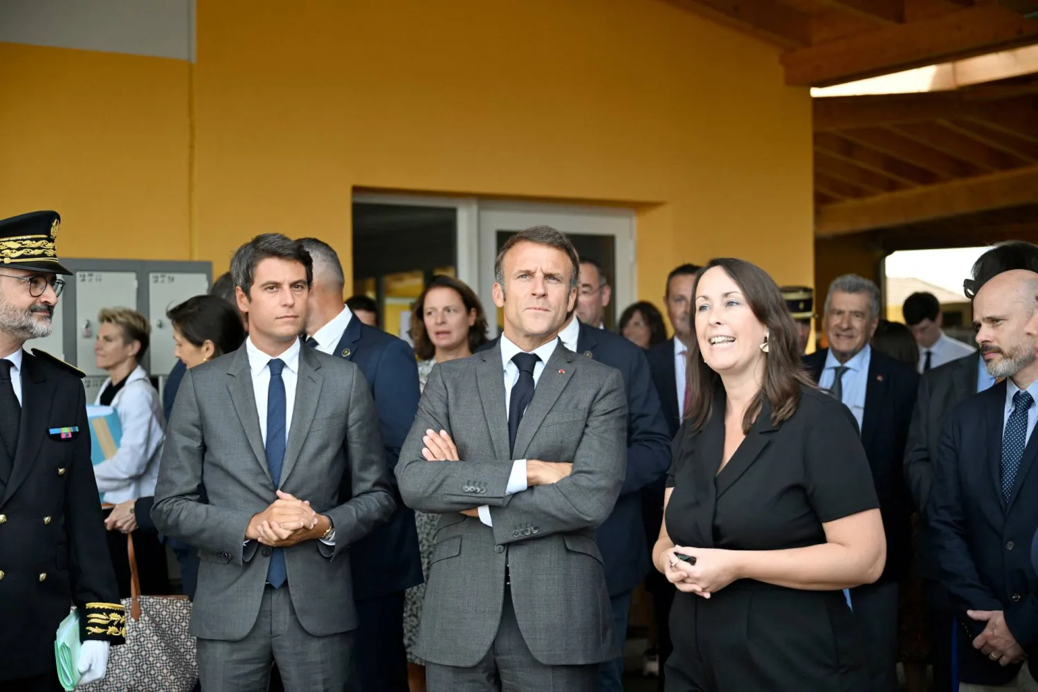 الرئيس الفرنسي إيمانويل ماكرون (في الوسط) ووزير التربية الفرنسي غابريال أتال (يسار) يزوران مدرسة دانيال أرغوت المتوسطة في أورثيز بفرنسا في 5 سبتمبر 2023 (رويترز)