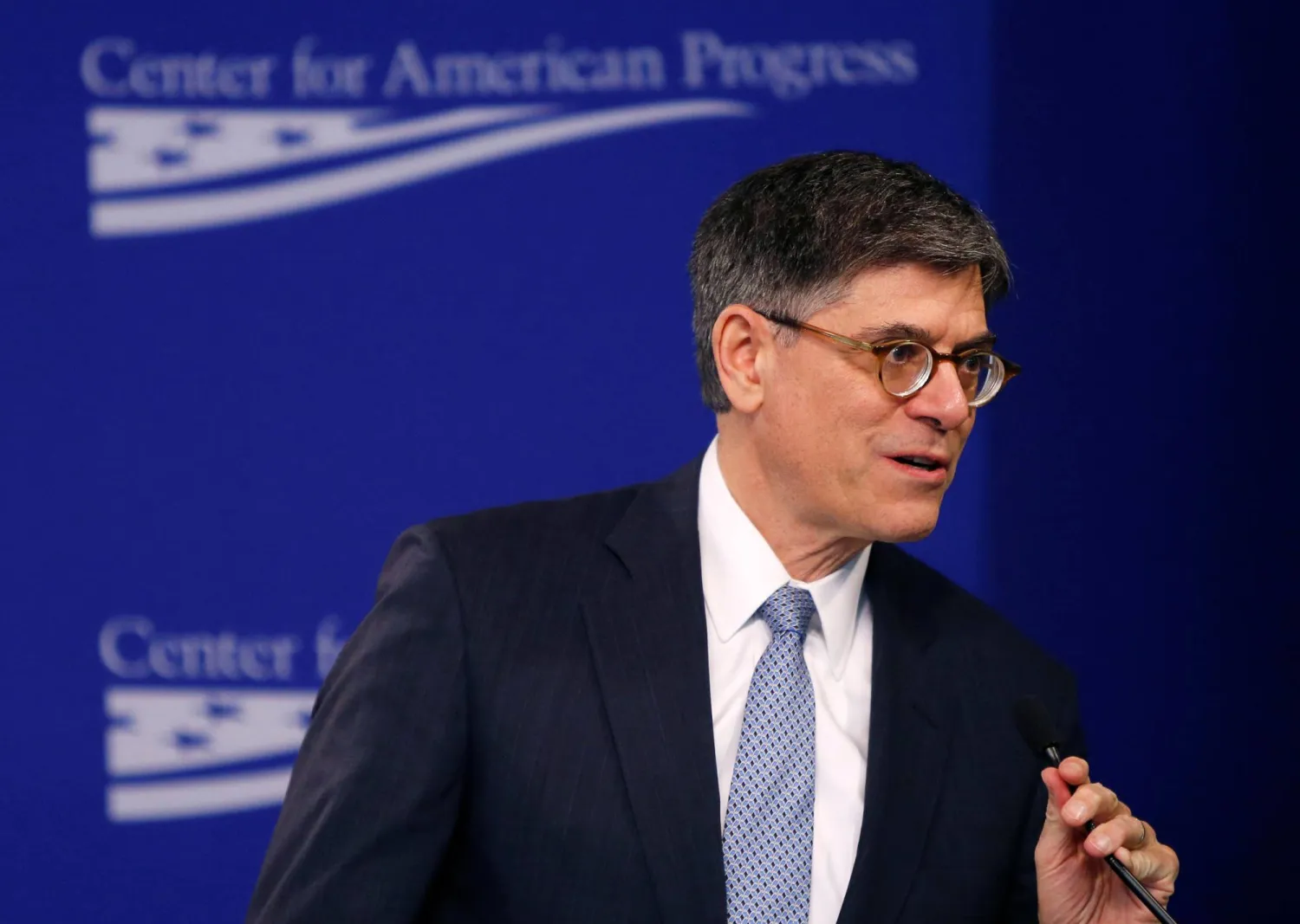 وزير الخزانة الأميركي جاك لو متحدثاً بواشنطن في 13 أكتوبر 2016 (رويترز)