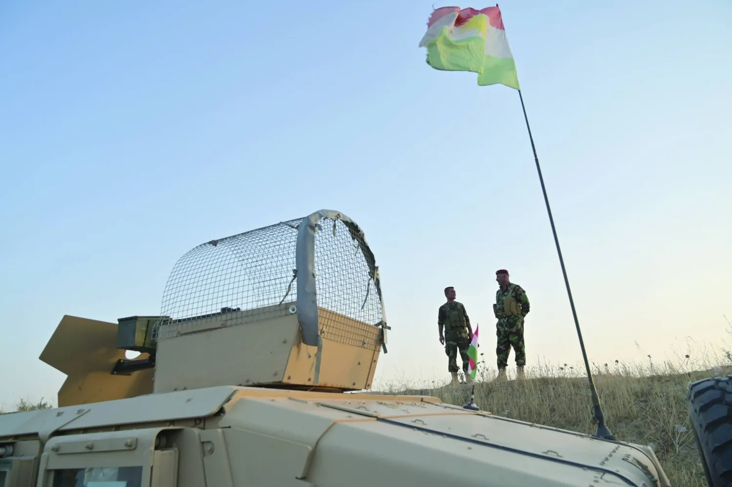 عناصر البيشمركة في دورية بألتون كوبري قرب كركوك (إ.ب.أ)