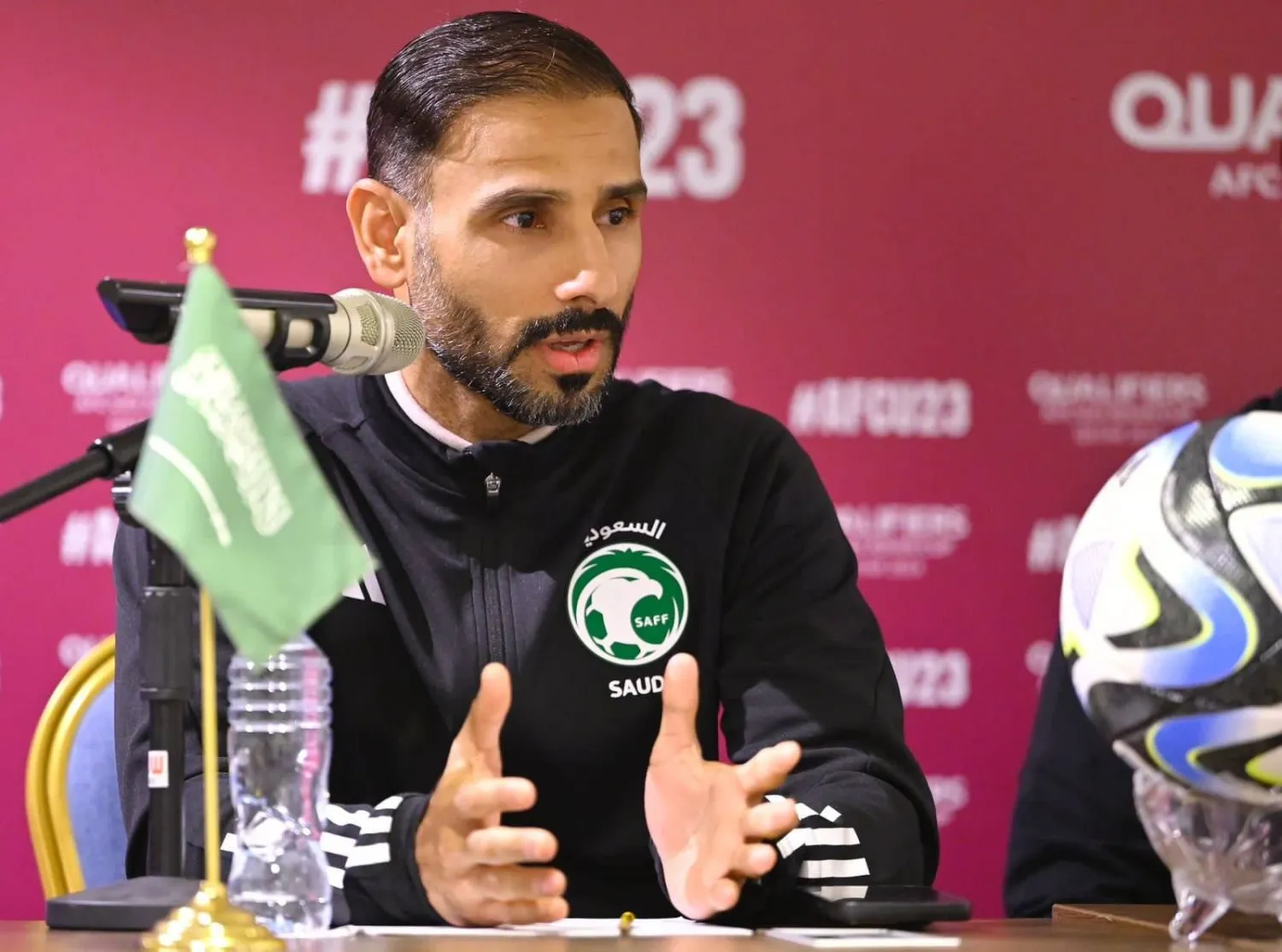 سعد الشهري مدرب الأخضر الأولمبي خلال المؤتمر الصحافي (واس)