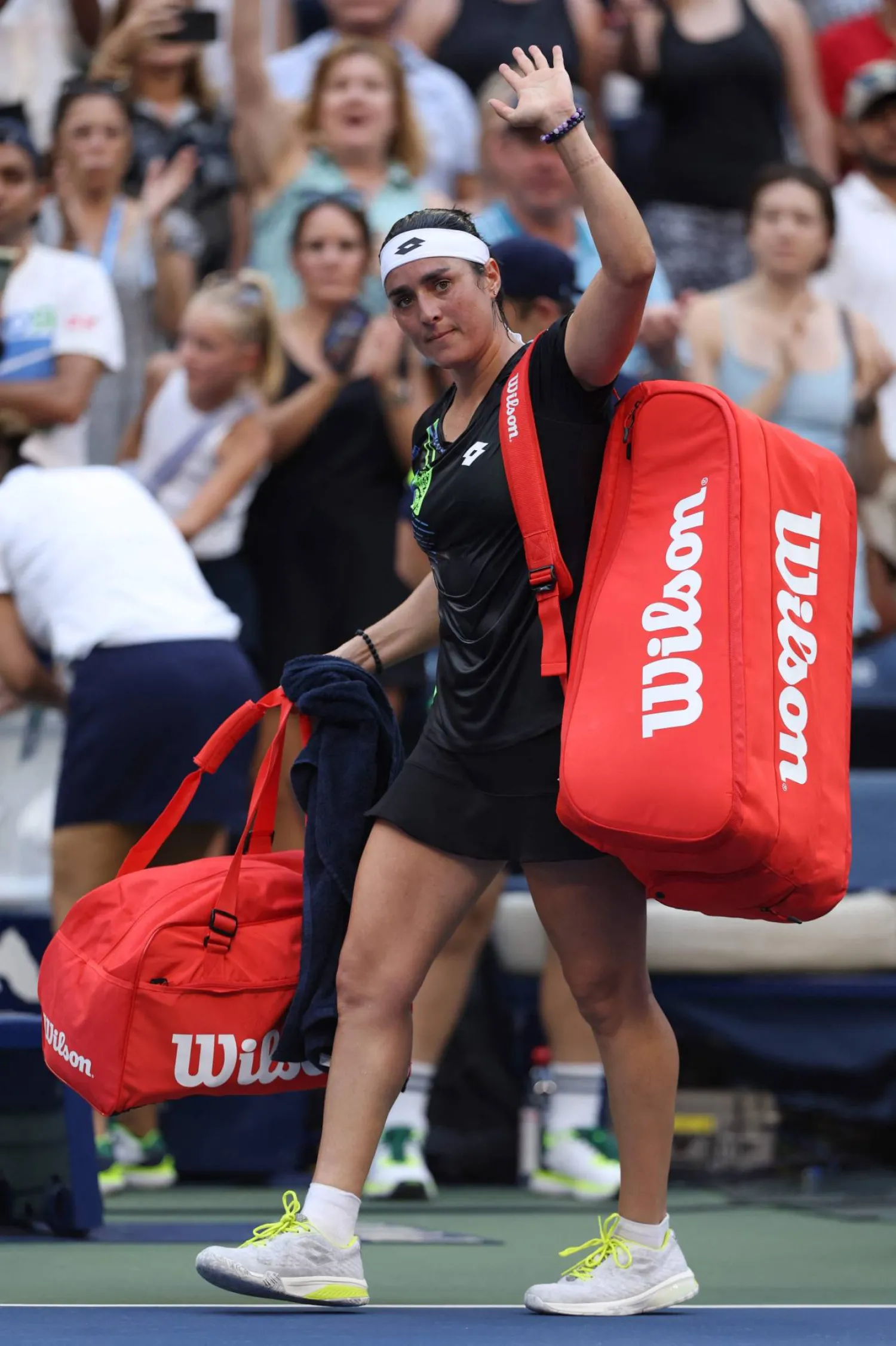 جابر تودع جماهير فلاشينغ ميدوز بعد سقوطها أمام تشينغ  (ا ف ب)