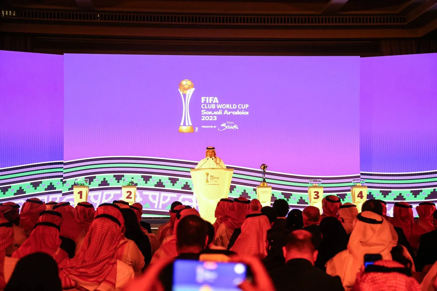 ياسر المسحل خلال حديثه في حفل القرعة (الاتحاد السعودي)