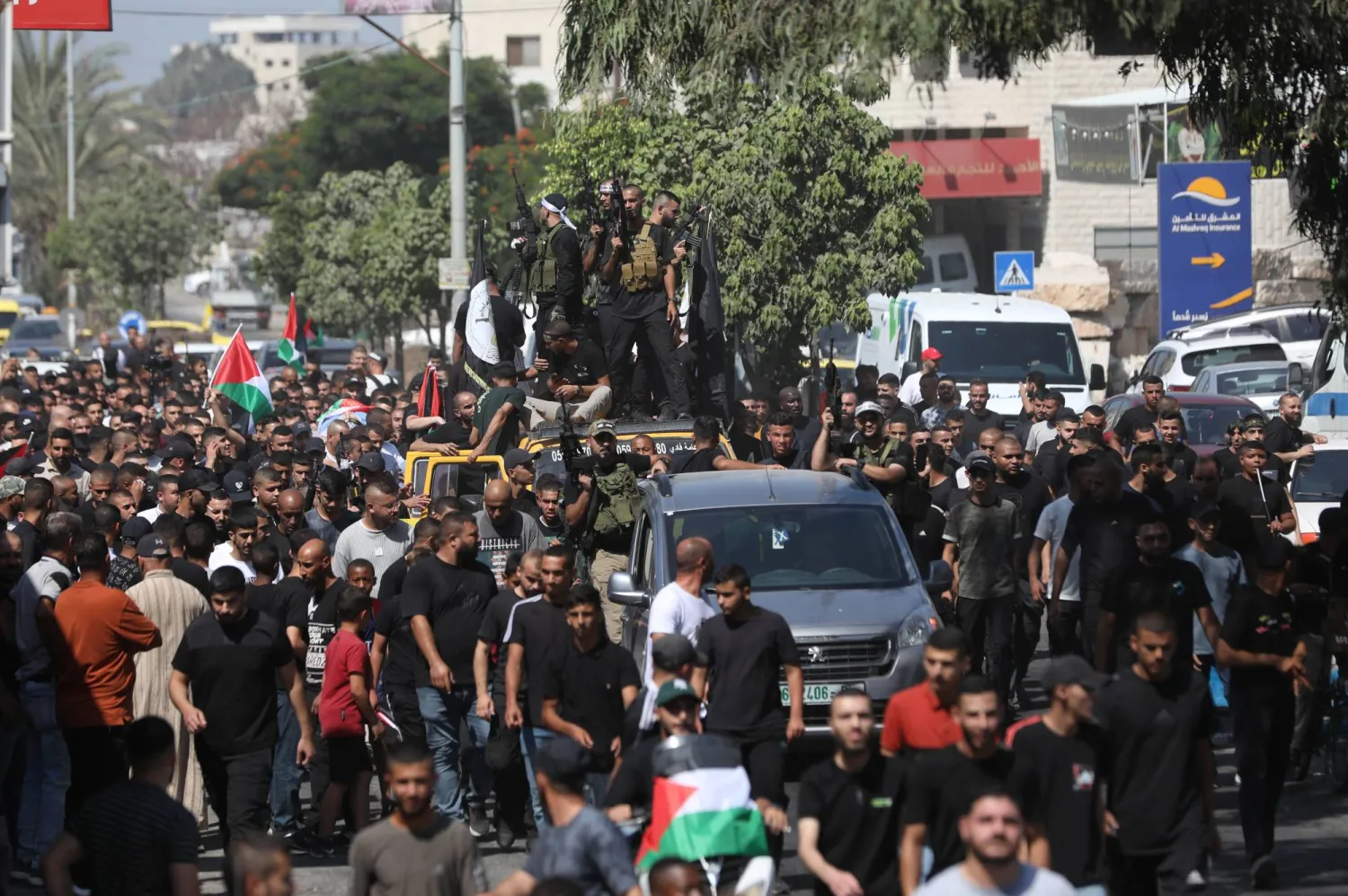 أشخاص يحضرون جنازة فلسطيني قُتل برصاص القوات الإسرائيلية خلال مداهمة لمخيم نور شمس للاجئين في محافظة طولكرم (د.ب.أ)