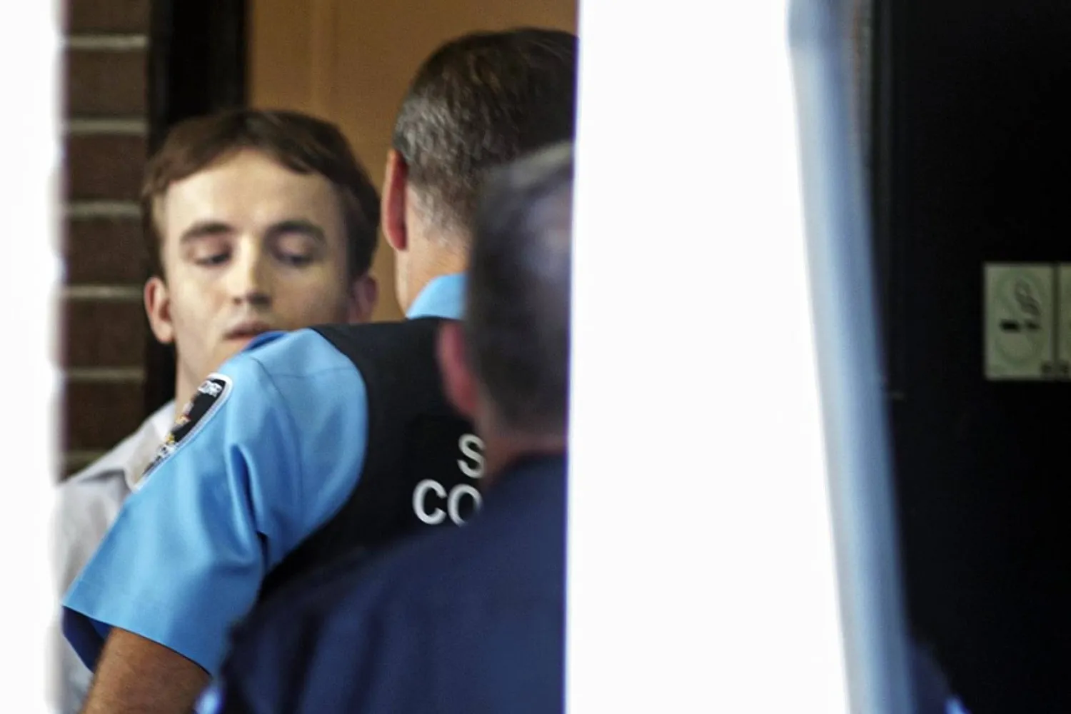 المتهم نثانيال فلمتان أثناء مغادرته المحاكمة خارج محكمة أونتاريو العليا في وندسور (أ.ب)