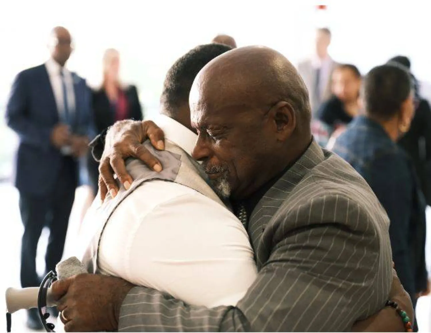 الأميركي ليونارد ماك يحتضن أحد أقاربه بعد براءته (موقع جمعية «إينوسنس بروجكت»)