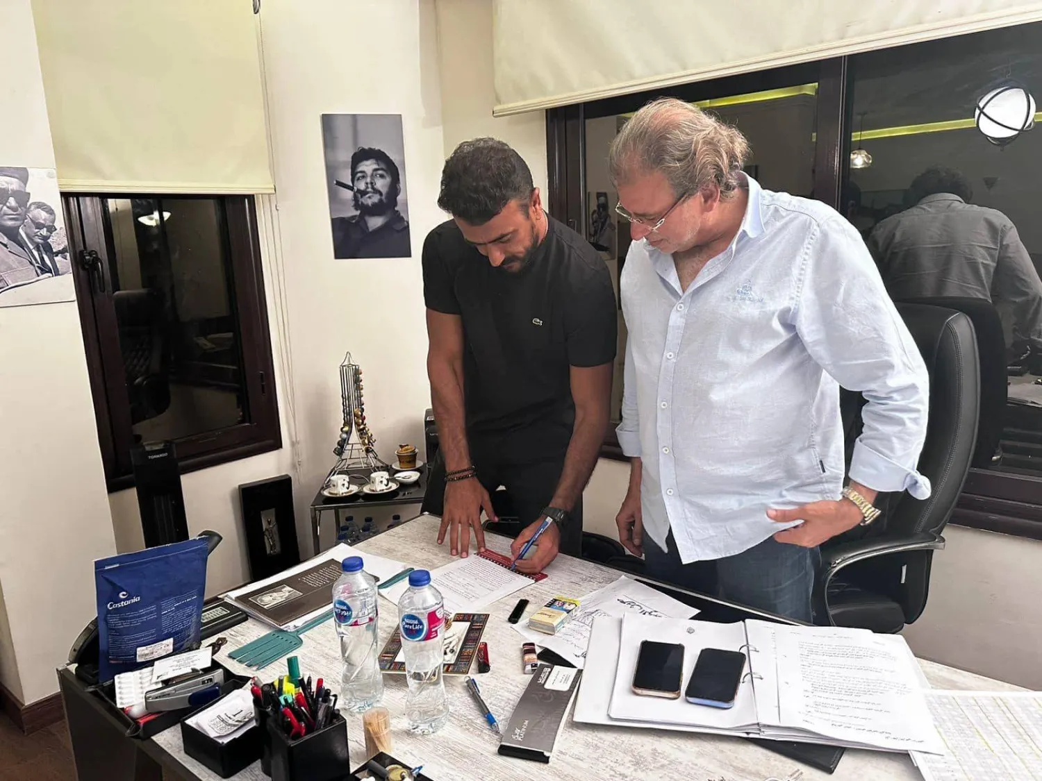 العوضي خلال توقيعه على عقد بطولة فيلم «الإسكندراني»    (حساب العوضي على فيسبوك)