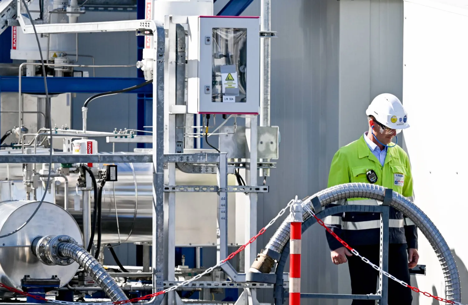 عامل داخل مصنع الكيماويات في شوارزيدي بألمانيا (إ.ب.أ)