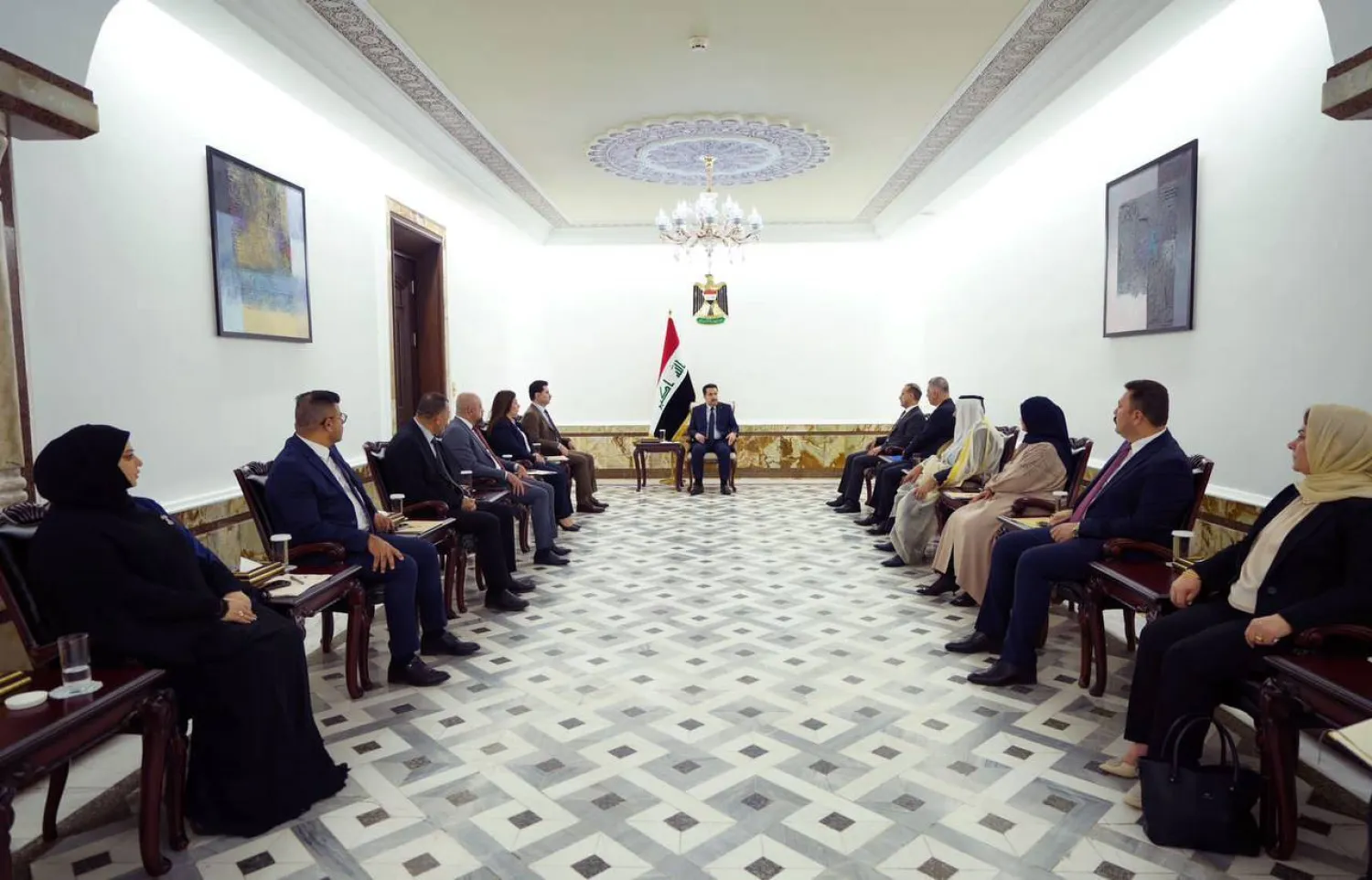 صورة نشرها موقع البرلمان العراقي من لقاء السوداني ونواب محافظة كركوك مساء الأحد