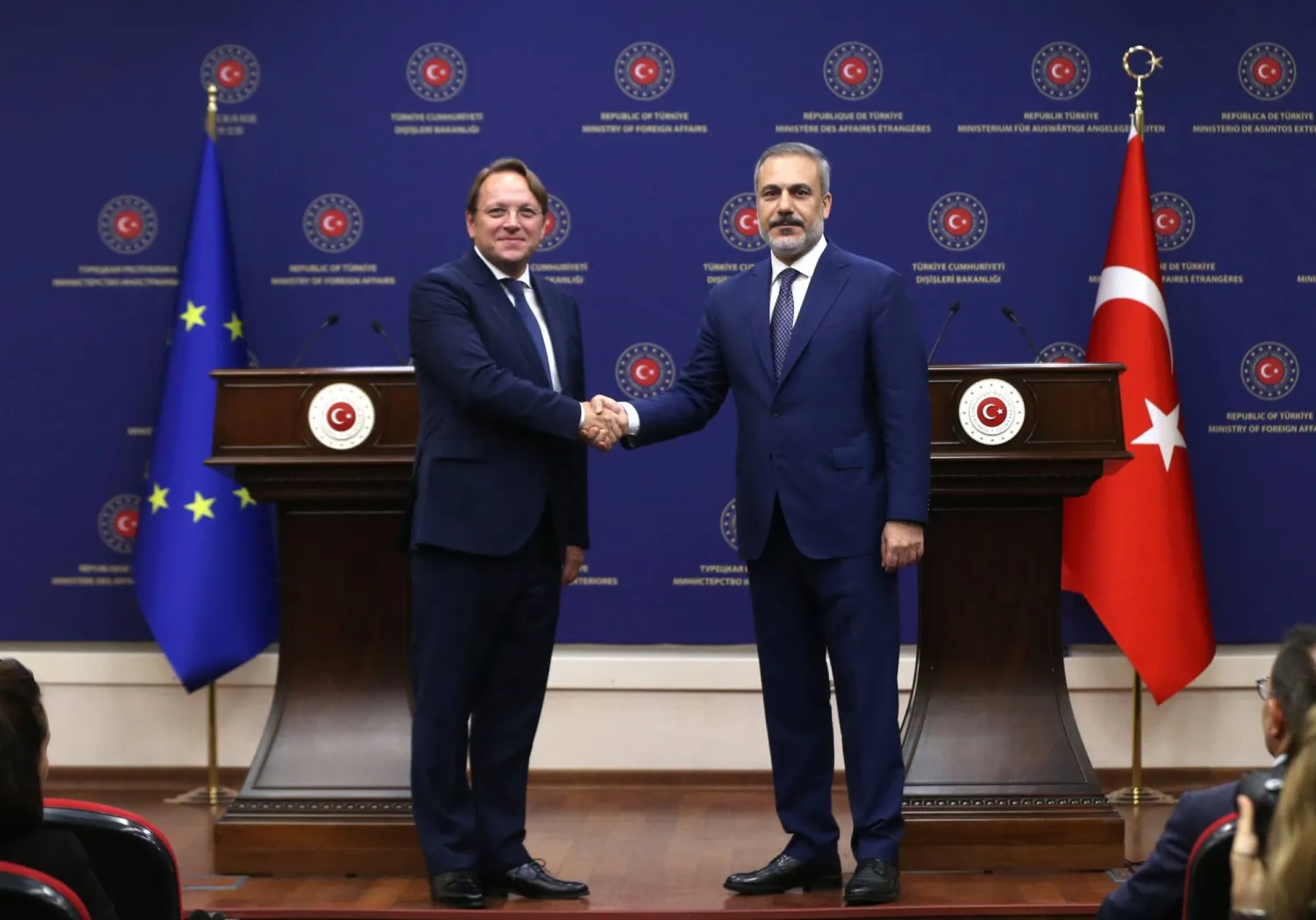 فارهيلي وفيدان خلال لقائهما في أنقرة اليوم (إ.ب.أ)