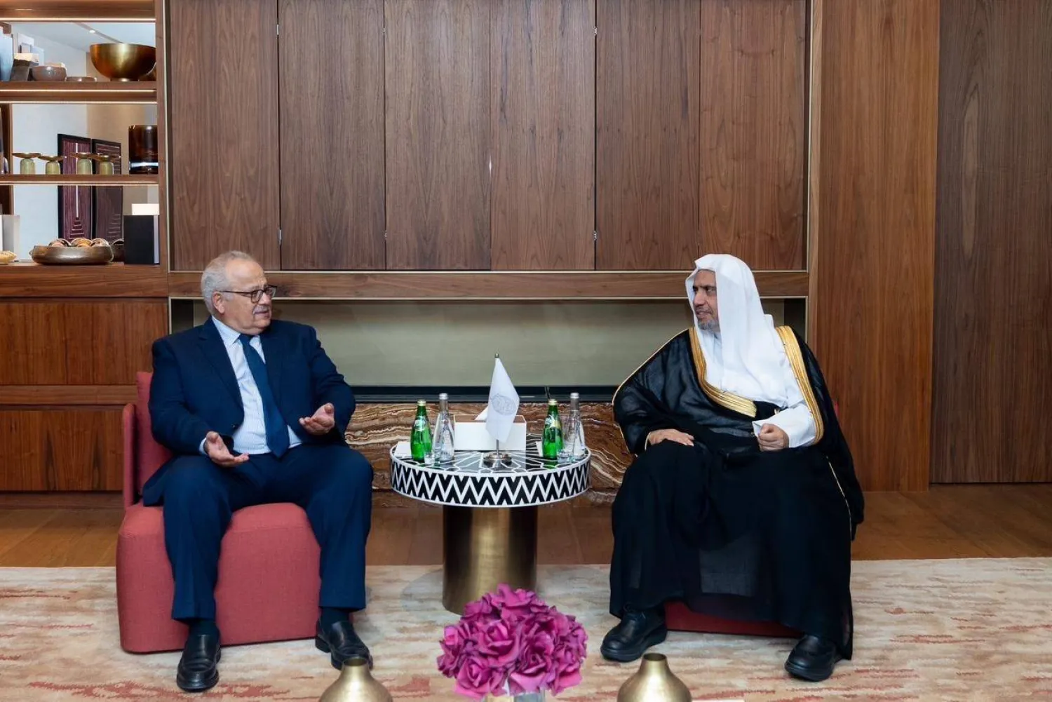 الشيخ الدكتور محمد العيسى خلال اللقاء مع الدكتور محمد الخشت (الشرق الأوسط)