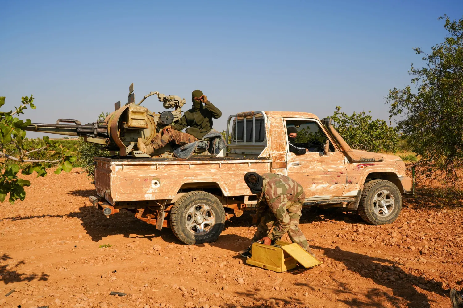 اندلاع اشتباكات عنيفة بين مقاتلي العشائر العربية وقوات (قسد) في ريف منبج الشرقي (غيتي)