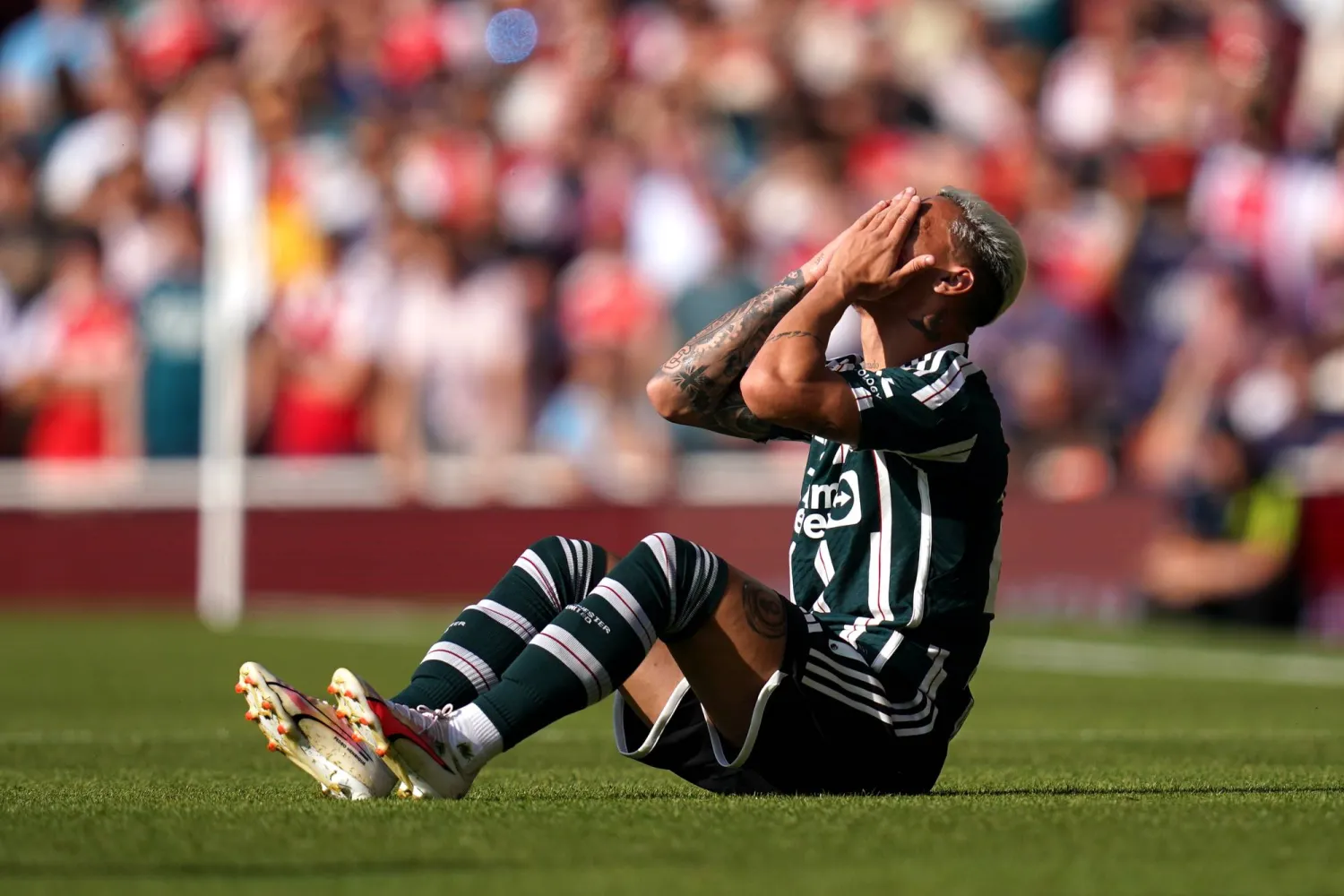 مانشستر يونايتد قال إنه يتعامل بجدية مع لاعبه أنتوني (د.ب.أ)