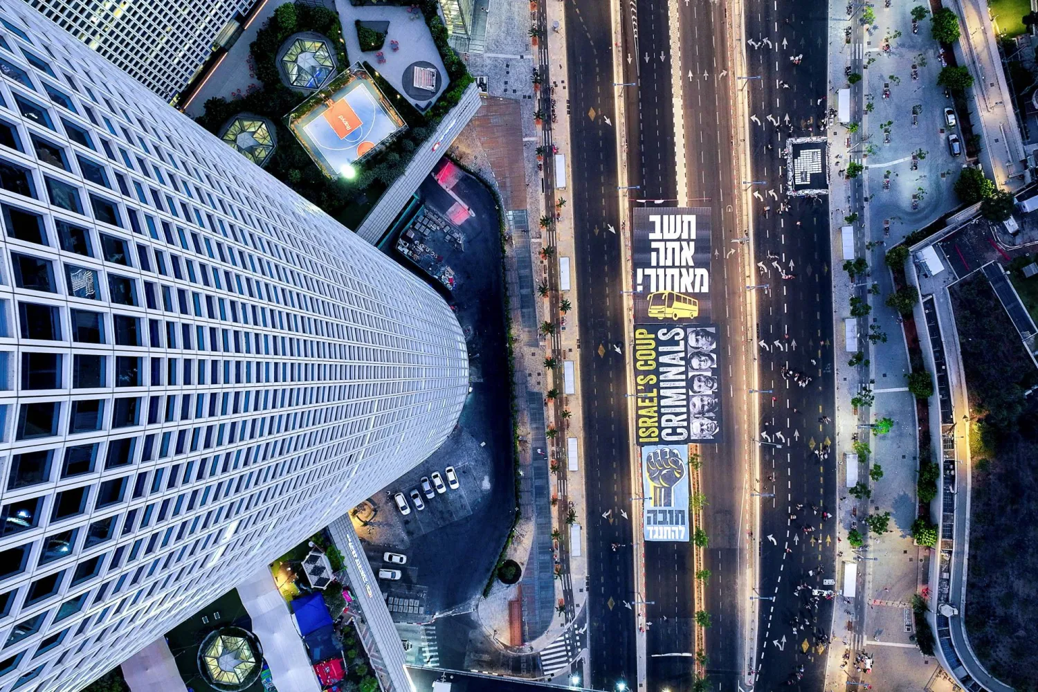 لافتات عملاقة في مظاهرة بتل أبيب 26 أغسطس (رويترز)