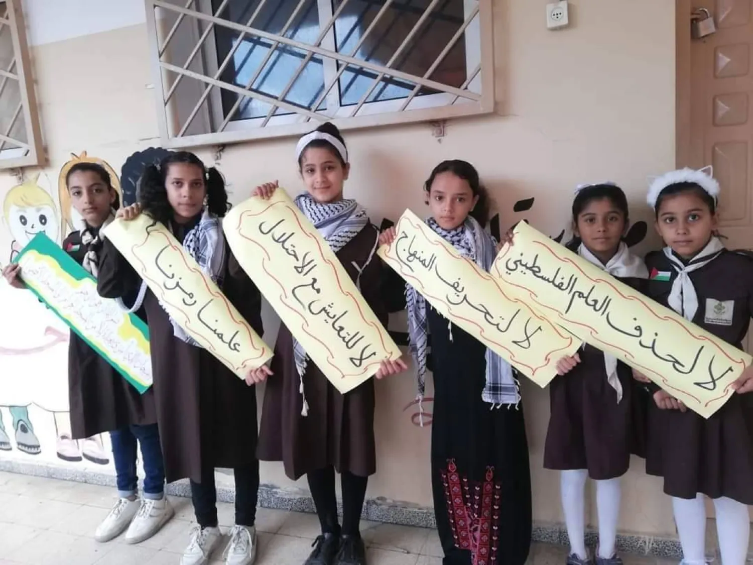 وقفة لتلميذات في القدس ضد منع إسرائيل المناهج الفلسطينية (المنظمات الأهلية)