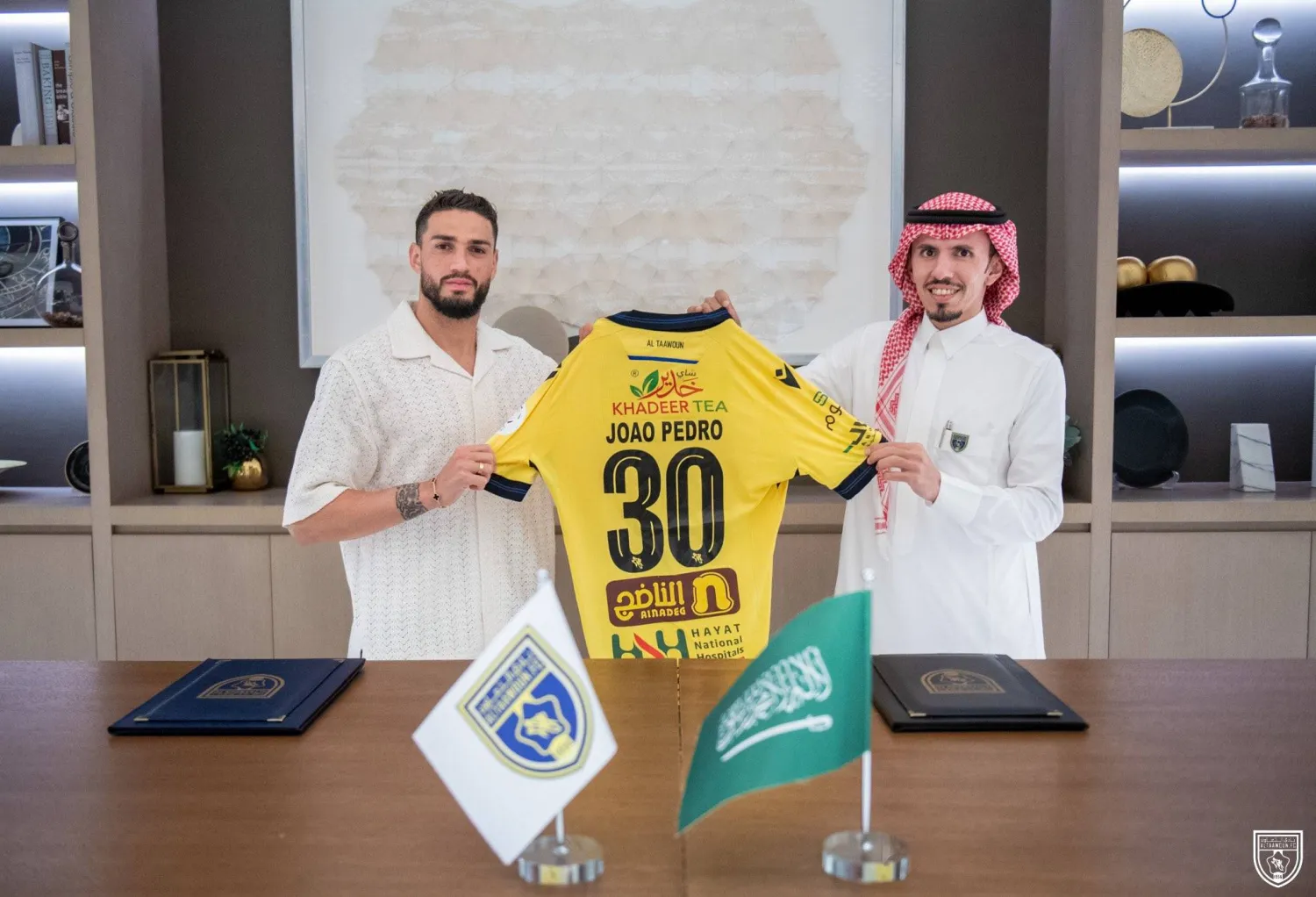 المهاجم البرازيلي جواو بيدرو بعد توقيع عقده مع النادي السعودي (نادي التعاون)