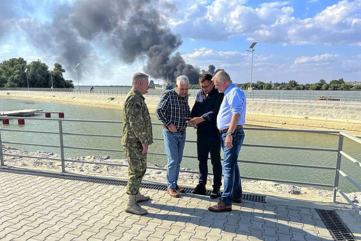 Romanya Savunma Bakanlığı tarafından yayınlandığına göre, Savunma Bakanı Angel Tilvar (soldan ikinci), dün Tuna Deltası'nda Ukrayna sınırına yakın bölgeleri ziyaret etti (AP)